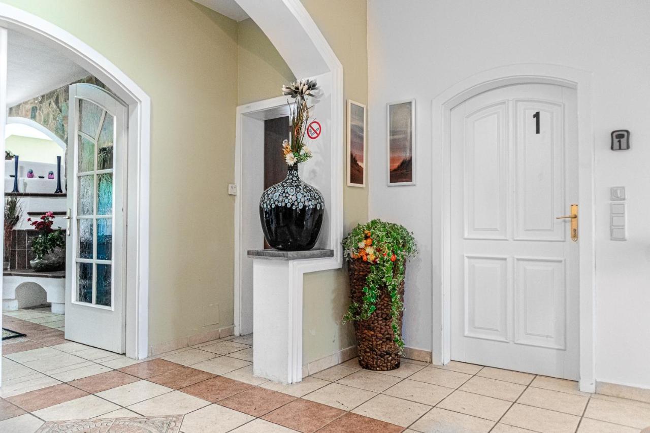 Exquisite Shared Villa - Your Private Room In This Beautiful Home فيينا المظهر الخارجي الصورة